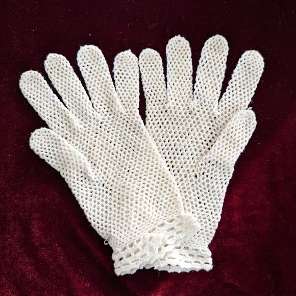 Hand Crocheted Gloves Ladies Size Small Petite White Wedding Party Event - Picture 9 of 9